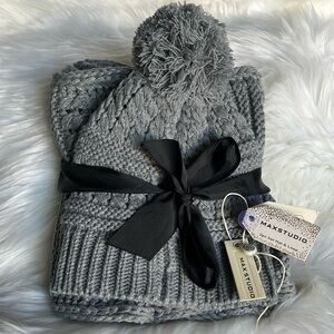 Woman’s Max Studio Bogging Hat & Scarf Set